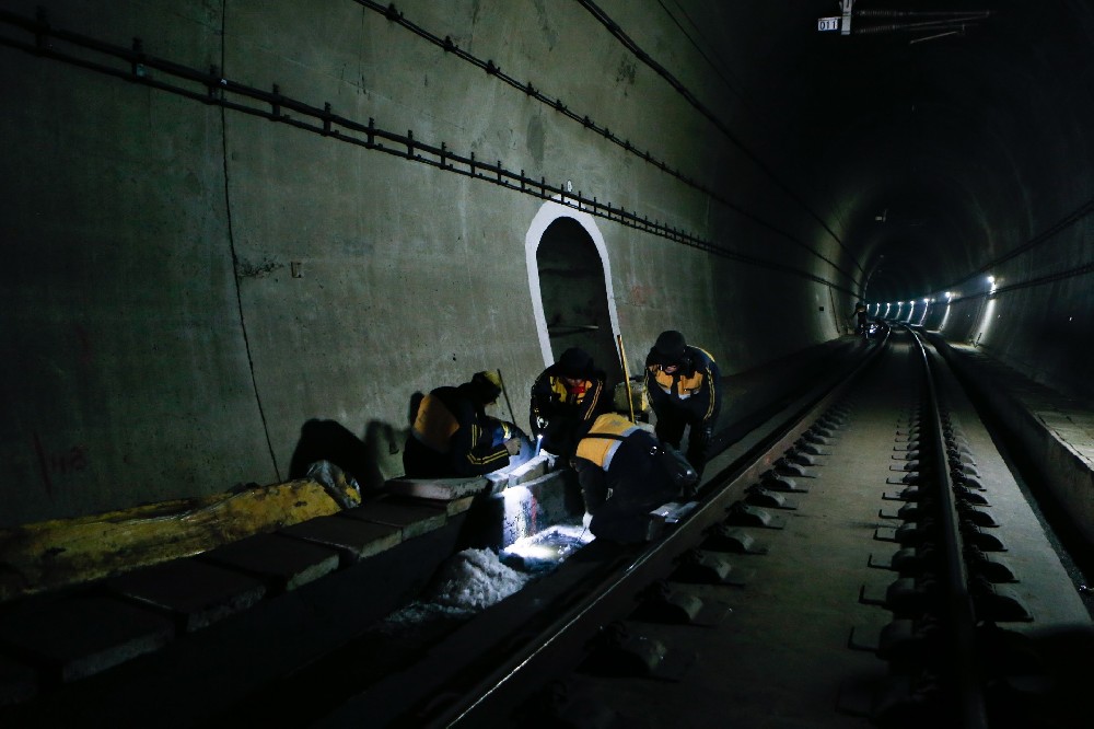 秦皇岛铁路运营隧道病害现状